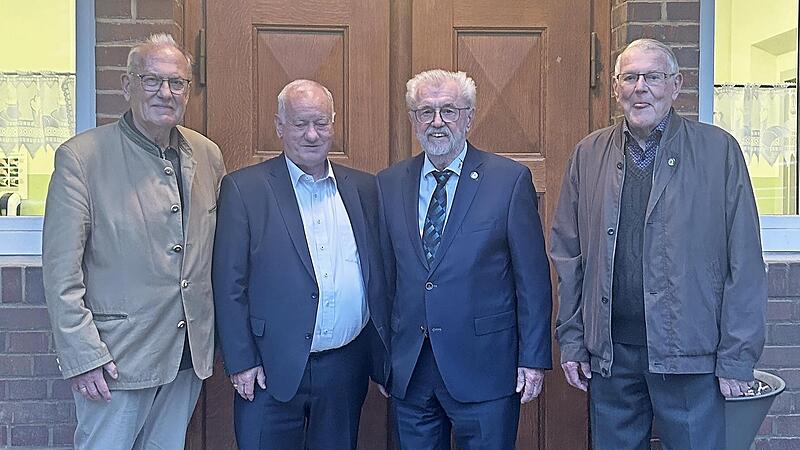 Mitglieder des Fördervereins „Chorakademie Weißenohe“ beglückwünschen den Altbürgermeister (v. l.): Eduard Nöth, Rudolf Braun, Herbert Meier und Manfred Reichl. Mitglieder des Fördervereins „Chorakademie Weißenohe“ beglückwünschen den Altbürgermeister (v. l.): Eduard Nöth, Rudolf Braun, Herbert Meier und Manfred Reichl.