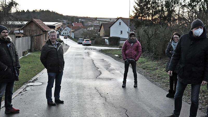 Der Bauausschuss von Knetzgau besichtigte die neue Friedhofstraße in Westheim, die sich binnen kurzer Zeit zur Buckelpiste entwickelte. Der Bauausschuss von Knetzgau besichtigte die neue Friedhofstraße in Westheim, die sich binnen kurzer Zeit zur Buckelpiste entwickelte.