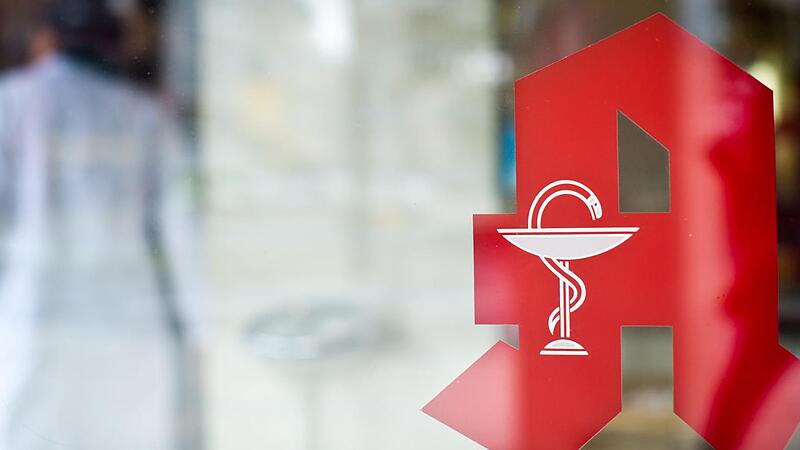 Apotheken haben mit der Konkurrenz aus dem Internet zu kämpfen, es fehlen Nachfolger und nun kommen durch die Pandemie unter anderem auch weniger Kunden ins Geschäft. Apotheken haben mit der Konkurrenz aus dem Internet zu kämpfen, es fehlen Nachfolger und nun kommen durch die Pandemie unter anderem auch weniger Kunden ins Geschäft.