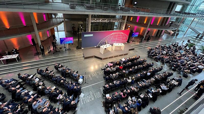 Die CDU/CSU-Bundestagsfraktion hat Landr&auml;te, Oberb&uuml;rgermeister und B&uuml;rgermeister aus ganz Deutschland zu einem offenen Austausch &uuml;ber die Asyl- und Fl&uuml;chtlingspolitik nach Berlin eingeladen.