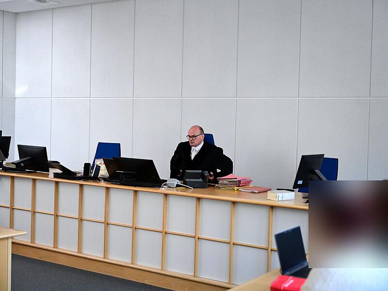 Strafrichter Matthias Bachmann und die Angeklagte kurz vor Beginn des Prozesses