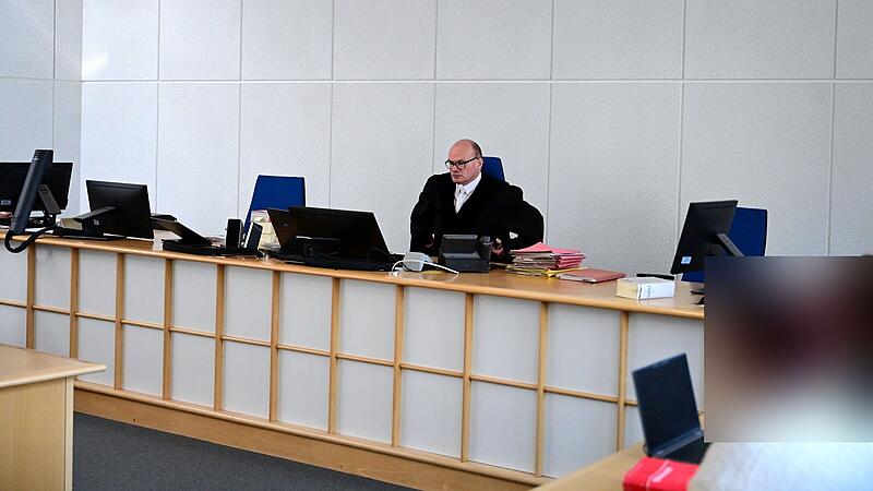 Strafrichter Matthias Bachmann und die Angeklagte kurz vor Beginn des Prozesses