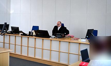 Strafrichter Matthias Bachmann und die Angeklagte kurz vor Beginn des Prozesses