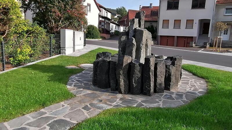 Einer der neugestalteten Plätze im Ort ist das Areal um den Basalt-Dorfbrunnen in Riedenberg. Einer der neugestalteten Plätze im Ort ist das Areal um den Basalt-Dorfbrunnen in Riedenberg.