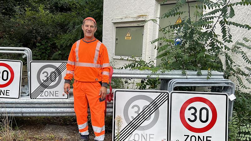 Viel zu tun: Bauhofleiter Wolfgang Hofmann zeigt die Verkehrsschilder auf dem Bauhof in Eltmann.