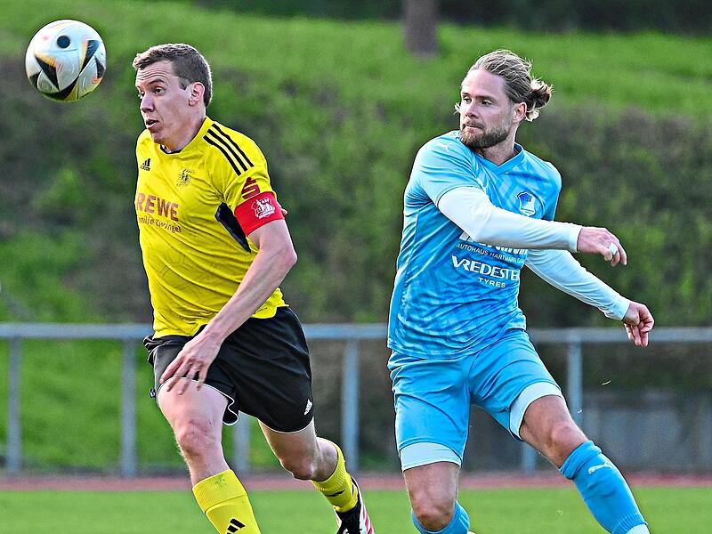 Der TSV Ebermannstadt mit seinem neuen Cheftrainer Daniel Geissler (rechts) wird als hei&szlig;er Meisterschaftsanw&auml;rter in der Kreisliga 1 ER/PEG gehandelt. Sportfoto Zink