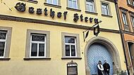 Nina Kinder und Kosta Oglou sind zufrieden, dass das Gasthaus „Stern“ in Ebern nun unter dem Namen „Santorini“ fortgeführt wird.