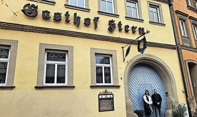 Nina Kinder und Kosta Oglou sind zufrieden, dass das Gasthaus „Stern“ in Ebern nun unter dem Namen „Santorini“ fortgeführt wird.