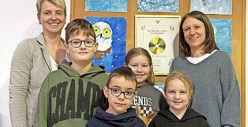 Rektorin Carolin Erb-Heyne mit Raphael, Paul, Nele, Marlene und Mitorganisatorin Tina Geyer. Rektorin Carolin Erb-Heyne mit Raphael, Paul, Nele, Marlene und Mitorganisatorin Tina Geyer.