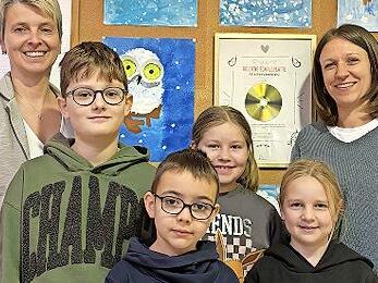 Rektorin Carolin Erb-Heyne mit Raphael, Paul, Nele, Marlene und Mitorganisatorin Tina Geyer.