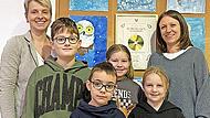 Rektorin Carolin Erb-Heyne mit Raphael, Paul, Nele, Marlene und Mitorganisatorin Tina Geyer. Rektorin Carolin Erb-Heyne mit Raphael, Paul, Nele, Marlene und Mitorganisatorin Tina Geyer.