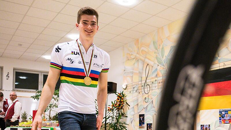 Nach seinem erfolgreichsten Monat in seinem erfolgreichsten Jahr erhielt Kunstradfahrer Lukas Kohl in Kirchehrenbach, f&uuml;r dessen RMSV Concordia der 25-J&auml;hrige startet, einen geb&uuml;hrenden Empfang.Forchheim & Fr&auml;nkische Schweiz