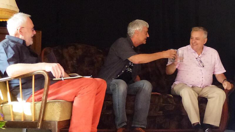 Wolfgang Martin (links) hatte zum 6. Sofagespräch neben dem Wissenschaftler Horst Simon (rechts) den Künstler Harald Burger eingeladen. Beide trennen auf ihrem Lebensweg zwar Welten; sie haben allerdings zusammen in der gleichen Klasse Abitur gema... Wolfgang Martin (links) hatte zum 6. Sofagespräch neben dem Wissenschaftler Horst Simon (rechts) den Künstler Harald Burger eingeladen. Beide trennen auf ihrem Lebensweg zwar Welten; sie haben allerdings zusammen in der gleichen Klasse Abitur gema...