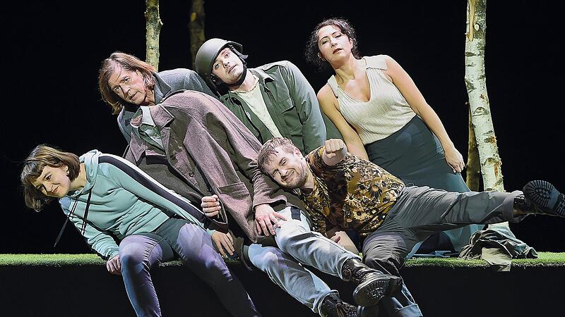 Szene aus &bdquo;Zerst&ouml;rte Stra&szlig;en&ldquo;; das St&uuml;ck l&auml;uft noch bis  5. November im E.T.A.-Hoffmann-Theater.