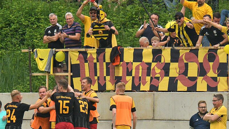 Der Gallier, Maskottchen des TSV Oberlauter, feiert mit anderen Fans den Führungstreffer.