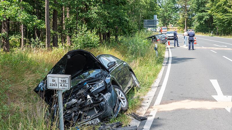 Beide Fahrzeuge schleuderten nach der Kollision von der Fahrbahn und blieben hintereinander in einem Wassergraben liegen.