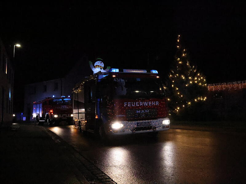 Eine Winter-Parade für Max: Über 50 Blaulicht-Fahrzeuge fuhren im Rahmen der Spendenaktion für Max durch Elfershausen. Über 50 Blaulicht-Fahrzeuge fuhren im Rahmen der Spendenaktion für Max durch Elfershausen.