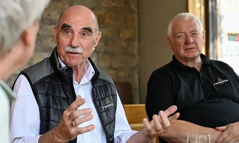 Der Sommerhäuser Winzer Artur Steinmann (links) kandidiert 2026 nicht erneut für das Amt des fränkischen Weinbaupräsidenten. Das Bild zeigt ihn gemeinsam mit dem Geschäftsführer des Fränkischen Weinbauverbands, Hermann Schmitt.