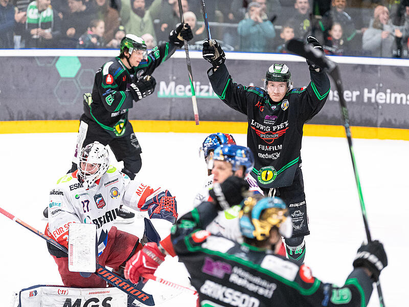 Der Selber Torh&uuml;ter Michel Weidekamp schaut staunend hinterher, Leon Dalldush (oben) hat kaum Kraft zu jubeln. Seine Alligators haben sich f&uuml;r die Pre-Play-offs qualifiziert.