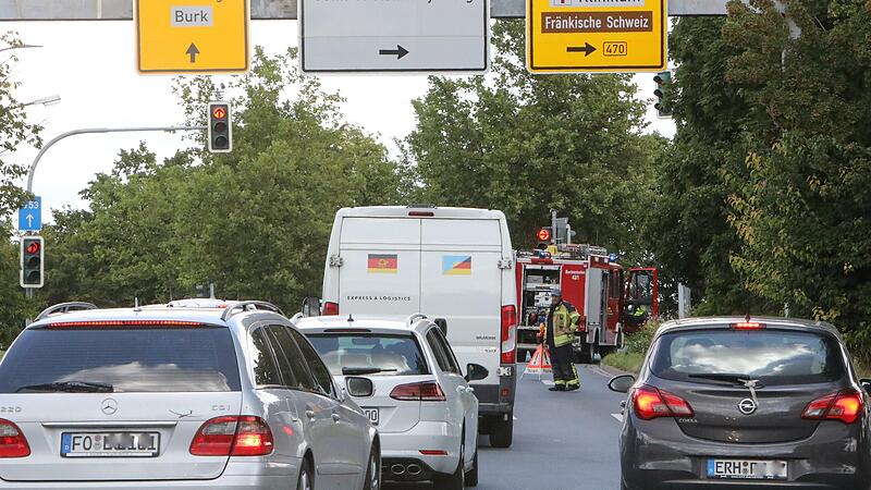 Wegen Sperrungen und Umleitungen staut sich aktuell der Verkehr vor allem über die Forchheimer Eisenbahnbrücke.Forchheim & Fränkische Schweiz