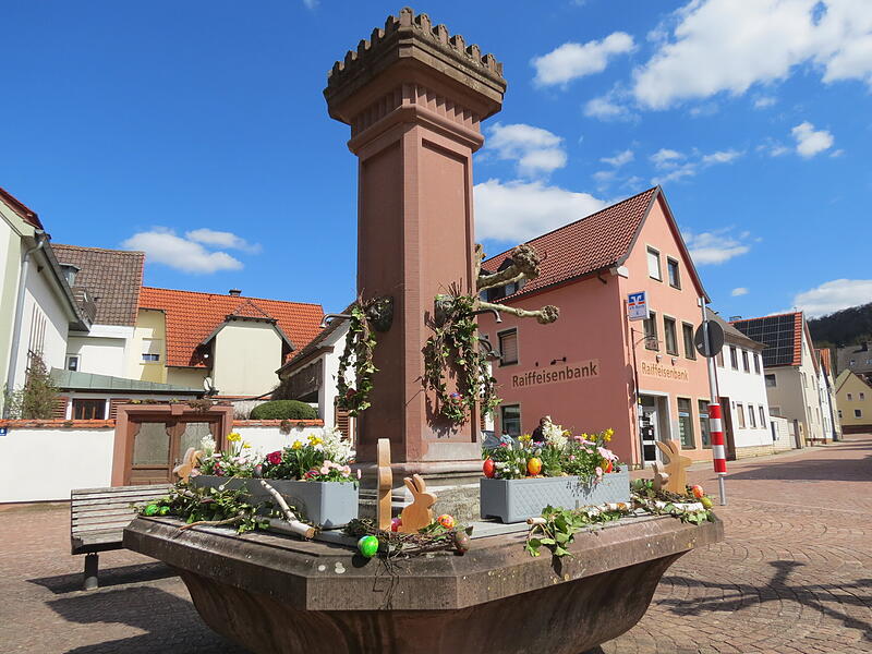 Osterbrunnen Euerdorf: vom Gartenbauverein Euerdorf geschmückt