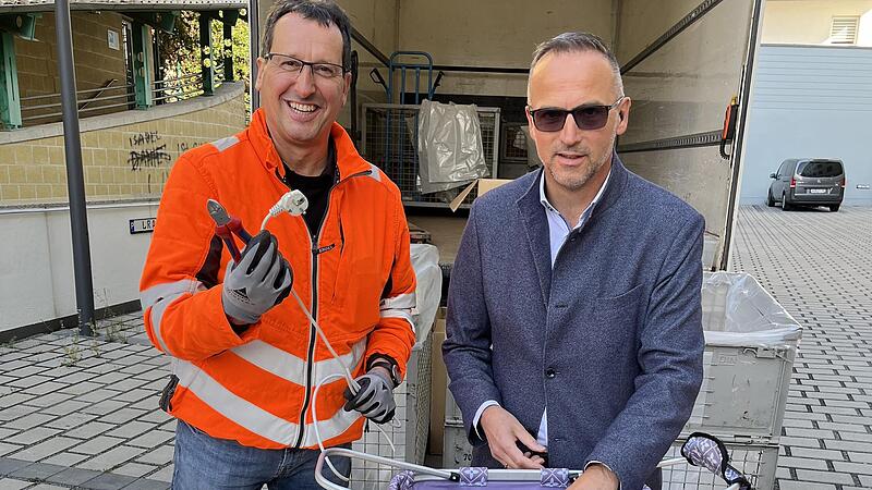 Sehr zufrieden mit dem Ergebnis der E-Schrott Sammelaktion am Landratsamt waren Oliver Lukaschewitsch, Mitarbeiter des Wertstoffhofs und Gefahrengutbeauftragter des Landkreises, sowie Jürgen Metz, Vorstand des KU.