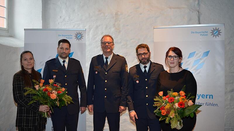 Daniel Seeburg (Zweiter von rechts) wurde am Mittwoch von Polizeipr&auml;sident Detlev Tolle verabschiedet und Daniel M&uuml;ller (Zweiter von links) in sein neues Amt eingef&uuml;hrt. Yvonne M&uuml;ller und Peggy Seeburg nahmen an der Feier teil.