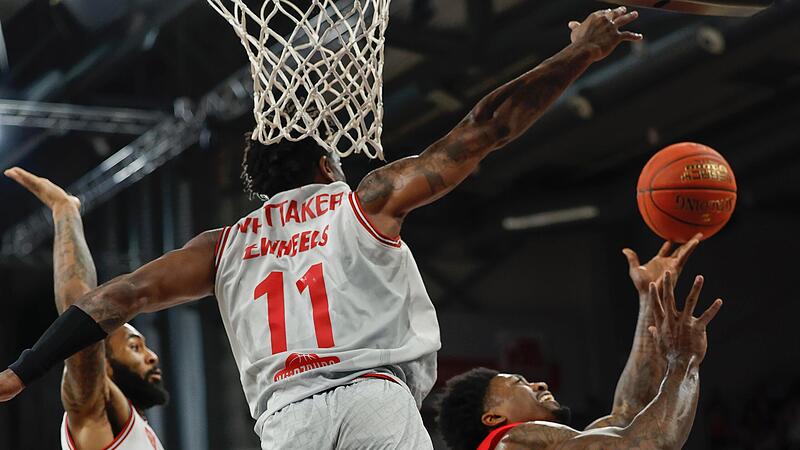 Stanley Whittaker (Nr. 11) war obenauf. Der W&uuml;rzburger, hier bei einer Abwehraktion gegen den besten Bamberger, Patrick Miller, f&uuml;hrte die Unterfranken mit 37 Punkten zum Derbysieg in der Brose-Arena.