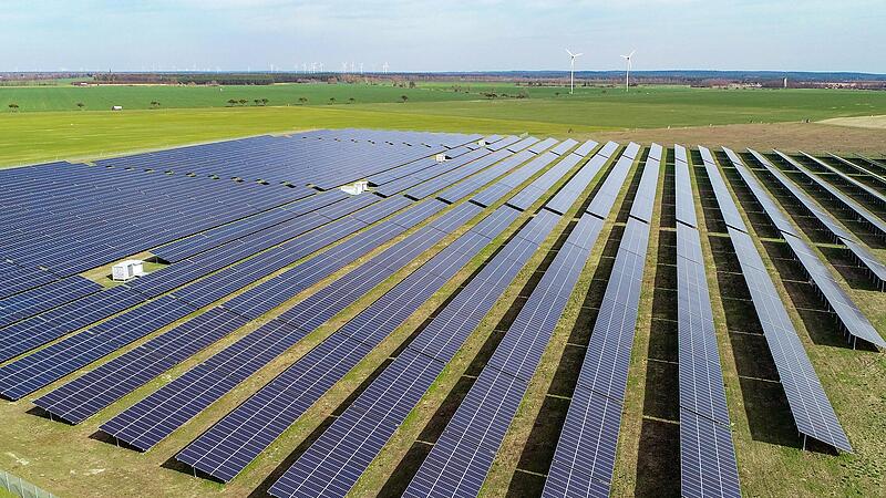 Dieses Symbolbild zeigte eine PV-Anlage in Brandenburg.     So &auml;hnlich k&ouml;nnte eine Anlage bei Wei&szlig;enbach aussehen.