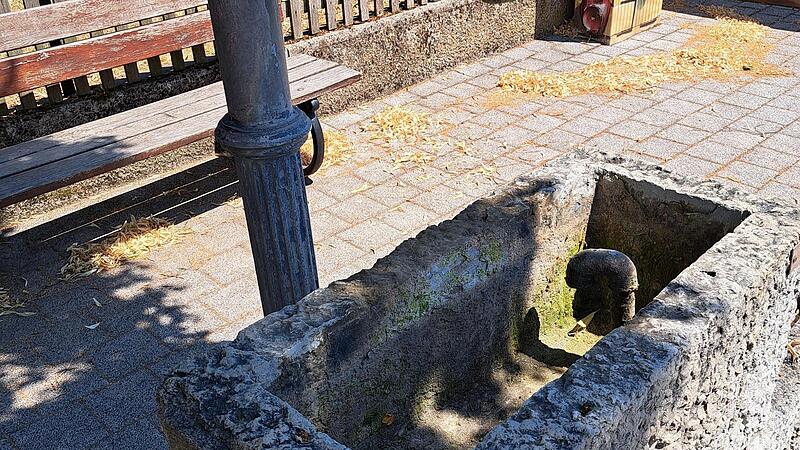 Im Dorfbrunnen in Weingarts ist bereits kein Wasser mehr.Forchheim & Fr&auml;nkische Schweiz