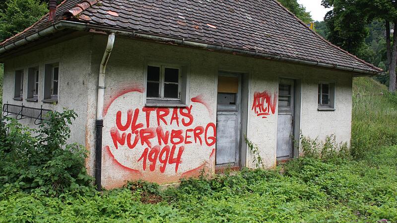 Ein &Auml;rgernis sind gro&szlig;fl&auml;chige Graffiti-Schmieren am Toilettenh&auml;uschen des Bahnhofs Behringersm&uuml;hle.Forchheim & Fr&auml;nkische Schweiz