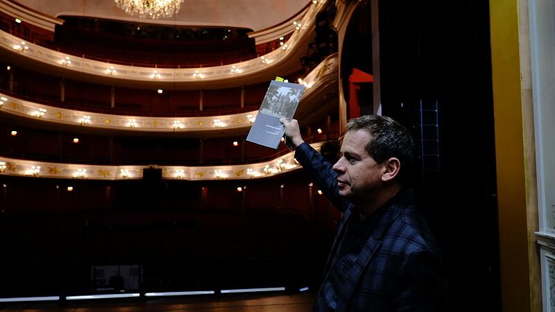 Peter Gormanns zeigt beim Rundgang Baus&uuml;nden.