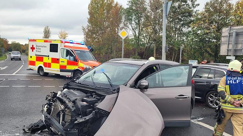 Bei einer Vorfahrtsverletzung kam es auf dieser Kreuzung in Zeil zum Frontalzusammenstoß zweier Autos.