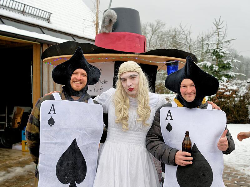 Trotz Schneefall herrschte beim Kinderfaschingsumzug in Ro&szlig;dorf eine super Stimmung.