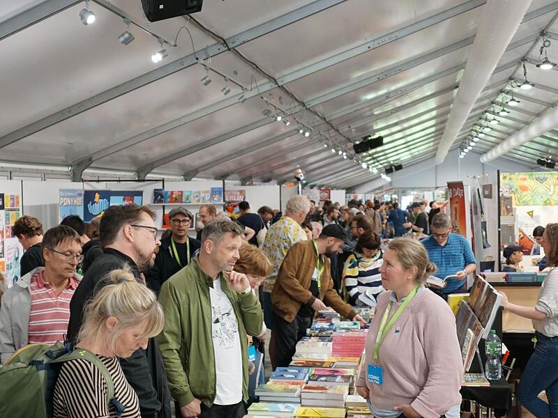 In den Messehallen blätterten Comic-Fans in neuen Ausgaben.