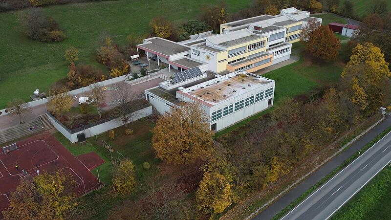 Die Turnhalle der Einhard-Volksschule in Euerdorf (vorne im Bild) ist sanierungsbedürftig.