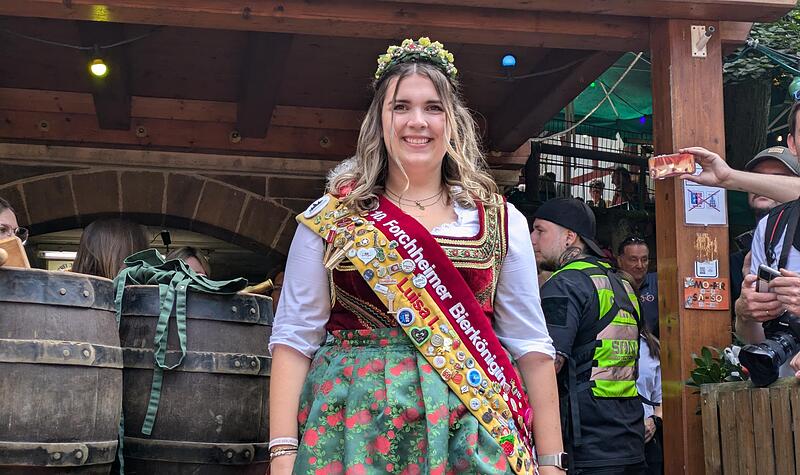 Die Forchheimer Bierkönigin Luisa Zametzer alias Luisa I. sitzt am Freitag live am Telefon der BR Sternstunden in Nürnberg. Die Forchheimer Bierkönigin Luisa Zametzer alias Luisa I. sitzt am Freitag live am Telefon der BR Sternstunden in Nürnberg.