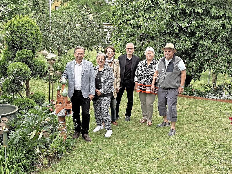 v. l. Landrat Alexander Tritthart, Lydia Nussbaum (Vorsitzende KV für Gartenbau und Landespflege ERH), Heike Schulz (Vorsitzende OGV Höchstadt, Bürgermeister Alexander Schulz und das Ehepaar Steidl. v. l. Landrat Alexander Tritthart, Lydia Nussbaum (Vorsitzende KV für Gartenbau und Landespflege ERH), Heike Schulz (Vorsitzende OGV Höchstadt, Bürgermeister Alexander Schulz und das Ehepaar Steidl.