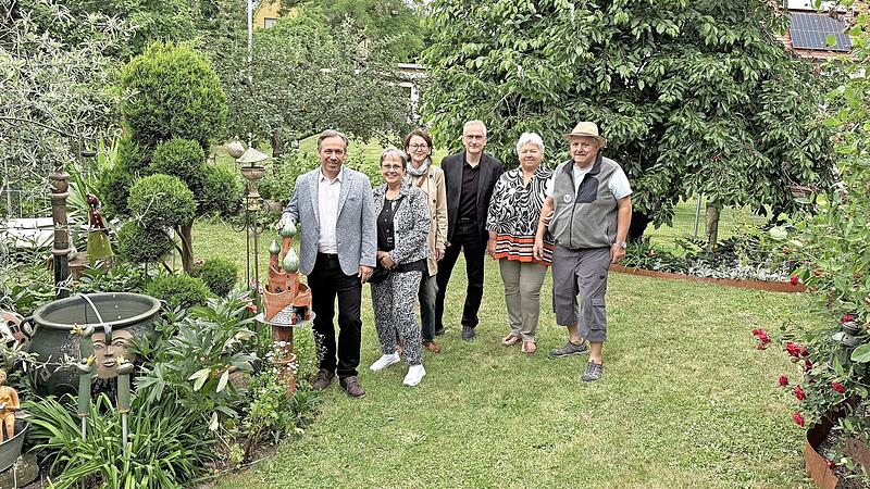 v. l. Landrat Alexander Tritthart, Lydia Nussbaum (Vorsitzende KV für Gartenbau und Landespflege ERH), Heike Schulz (Vorsitzende OGV Höchstadt, Bürgermeister Alexander Schulz und das Ehepaar Steidl. v. l. Landrat Alexander Tritthart, Lydia Nussbaum (Vorsitzende KV für Gartenbau und Landespflege ERH), Heike Schulz (Vorsitzende OGV Höchstadt, Bürgermeister Alexander Schulz und das Ehepaar Steidl.