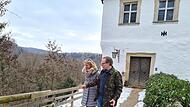 Fiona und Heinrich von P&ouml;lnitz restaurieren die marode Br&uuml;cke von Schloss Hundshaupten.Forchheim & Fr&auml;nkische Schweiz