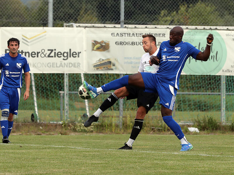 Immer nah dran, aber ohne Erfolg kämpfen sich die Schnaider Emanuel Aithkins (vorne) und Spielertrainer Stefan Graf-Bartilla durch die Kreisliga.