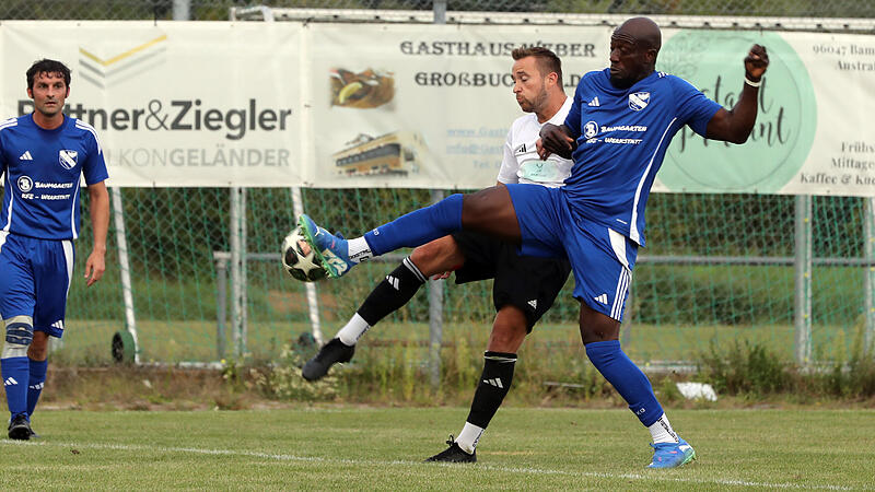 Immer nah dran, aber ohne Erfolg k&auml;mpfen sich die Schnaider Emanuel Aithkins (vorne) und Spielertrainer Stefan Graf-Bartilla durch die Kreisliga.