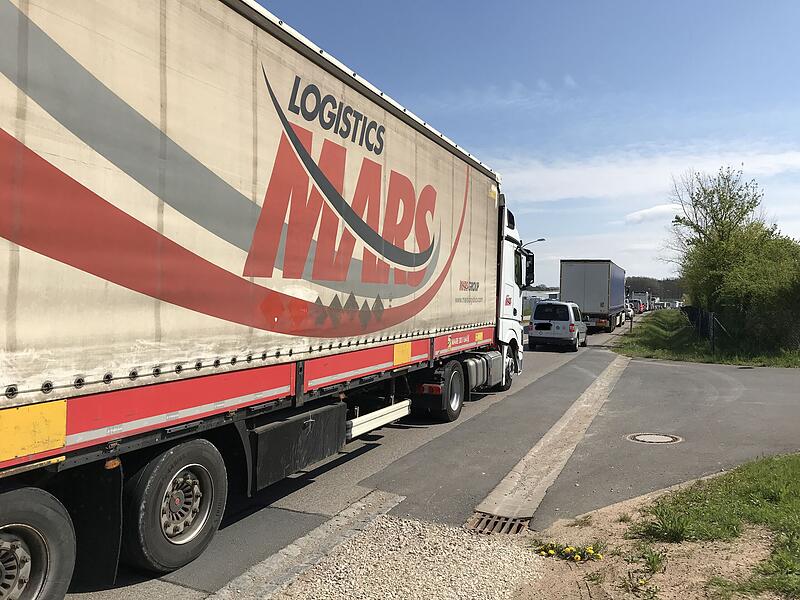 Im Osten von Höchstadt ging nichts mehr: In der Straße "Am Aischpark" staute sich der Verkehr in Richtung Autohof Gremsdorf und Autobahnauffahrt Höchstadt-Ost bis zur Kläranlage.