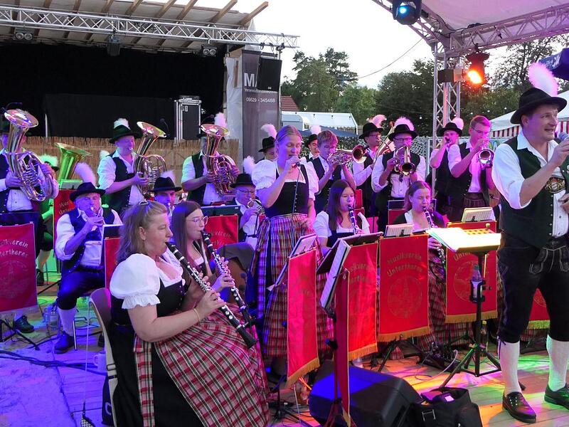 Mallorca-Party und Blasmusik-Open-Air in Hofstetten