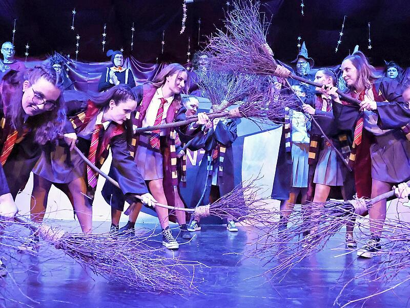 Die „Zörlesnixen“ verwandelten bei ihrem Harry-Potter-Besentanz die Bühne im Rudolf-Winkler-Haus in eine wahrlich mystische Stätte. Die „Zörlesnixen“ verwandelten bei ihrem Harry-Potter-Besentanz die Bühne im Rudolf-Winkler-Haus in eine wahrlich mystische Stätte.