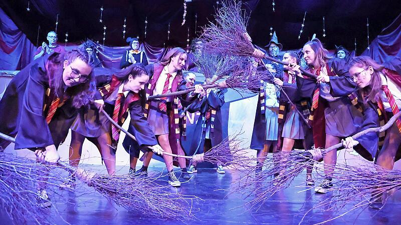 Die &bdquo;Z&ouml;rlesnixen&ldquo; verwandelten bei ihrem Harry-Potter-Besentanz die B&uuml;hne im Rudolf-Winkler-Haus in eine wahrlich mystische St&auml;tte.