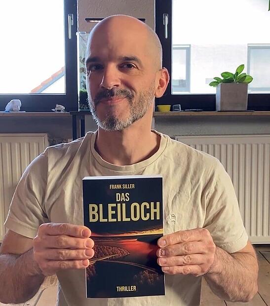 Autor Frank Siller mit seinem neuen Roman &bdquo;Das Bleiloch&ldquo;.