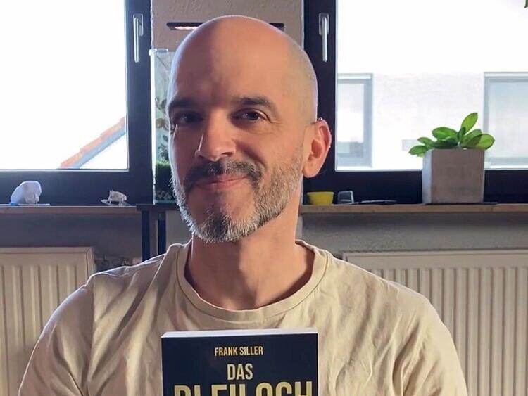 Autor Frank Siller mit seinem neuen Roman &bdquo;Das Bleiloch&ldquo;.