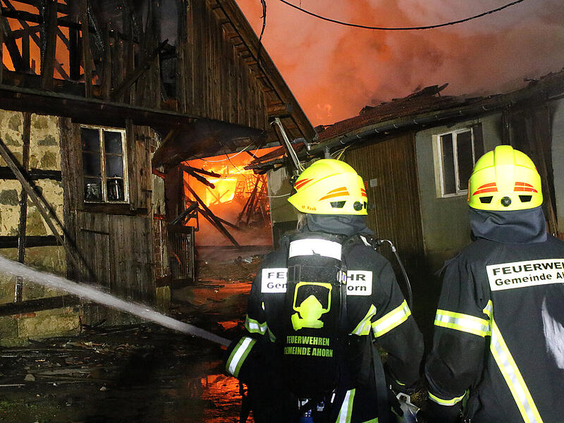 In Wohlbach (Ahorn) brannte in der Nacht ein Wohnanwesen nieder. Auch ein Nachbargeb&auml;ude war betroffen. Ein weiteres &Uuml;bergreifen der Flammen wurde verhindert.