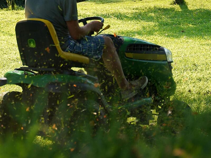29-J&auml;hriger kommt mit Aufsitzrasenm&auml;her vom Weg ab - kurz darauf ist er tot